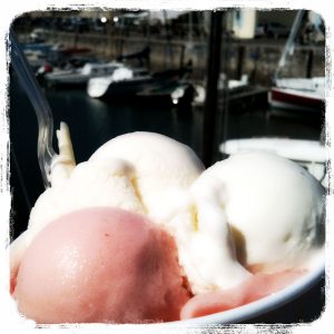 Dégustation d'une glace "La Martinière" devant le port